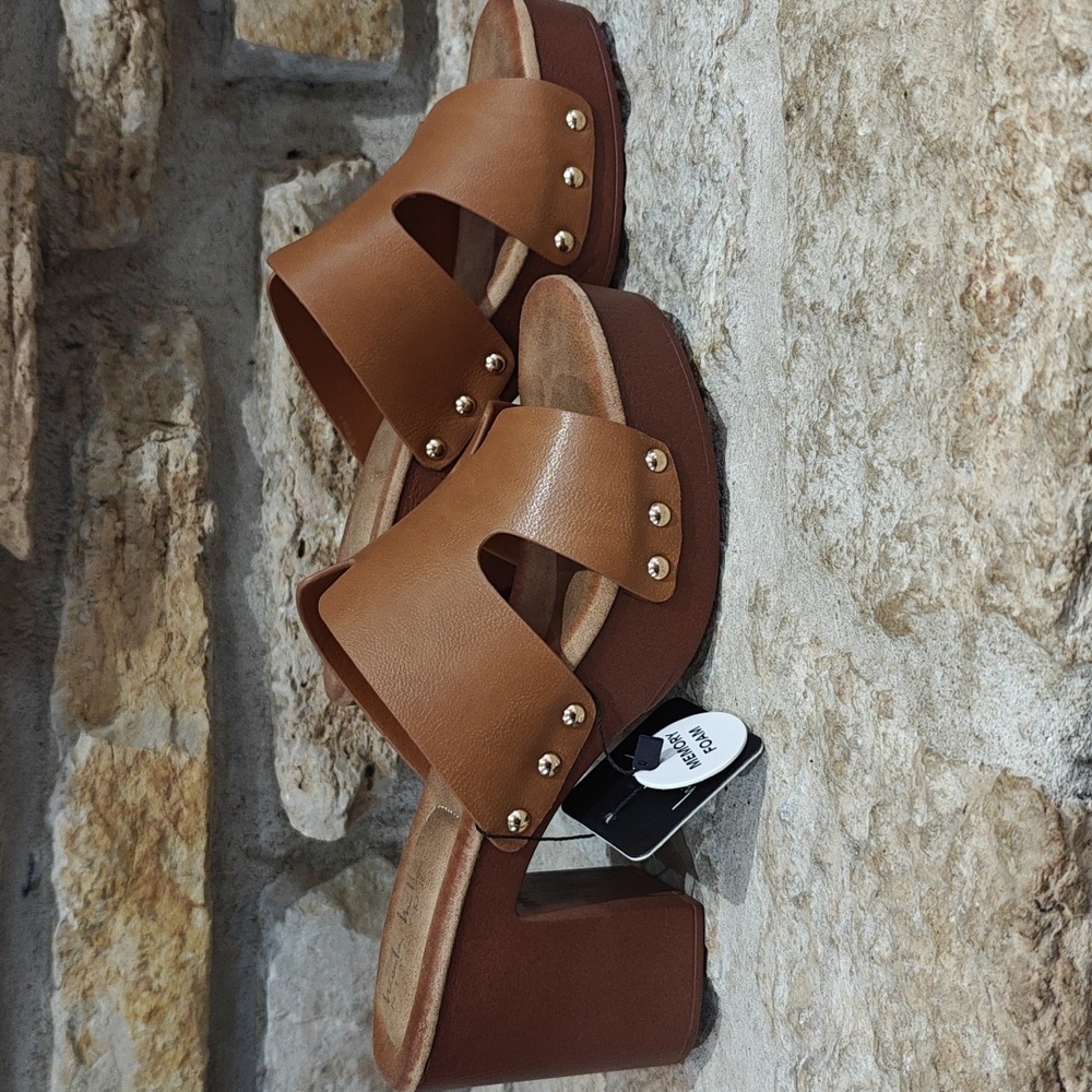 Tan Sandals with Gold Accents - Picture 6 of 8